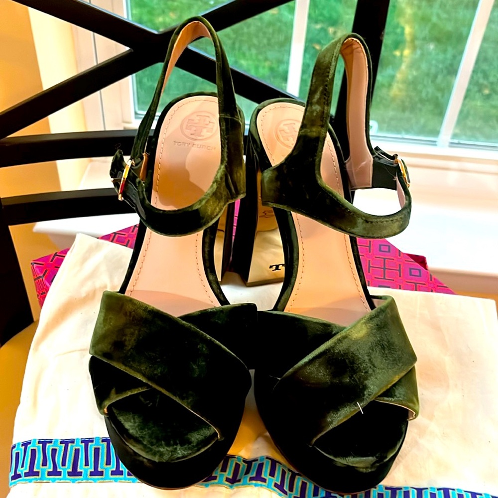 NEW IN BOX: TORY BURCH Loretta Velvet Platform Sandal Heels GREEN suede - 9.5